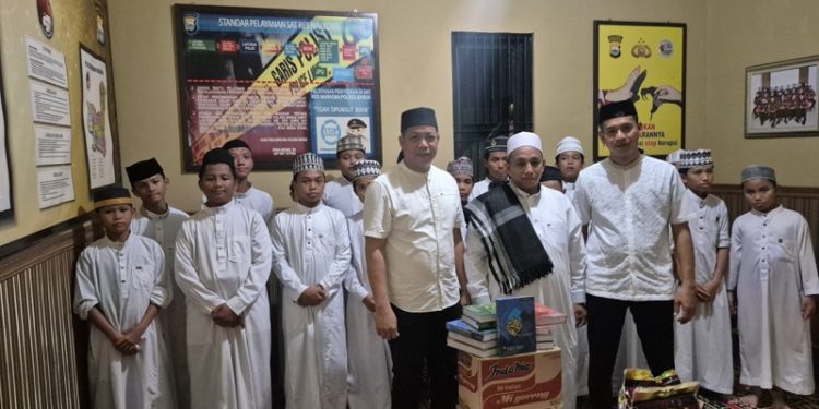 Kasat Narkoba Polres Maros Pimpin Pembagian Takjil Sekaligus Buka Puasa Bersama Anak Santri