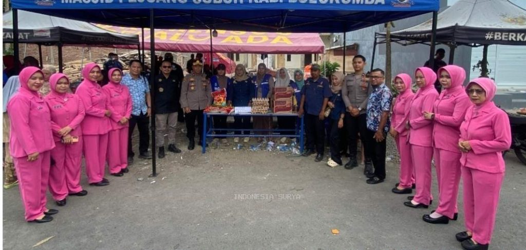 Personel Polres Bulukumba dan Pengurus Bhayangkari Serahkan Bantuan ke Korban Terdampak Kebakaran