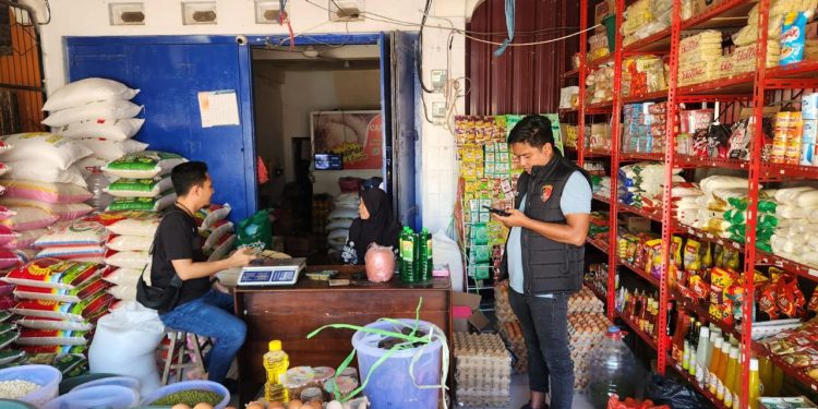 Personel Tipidter Satreskrim Polres Wajo Pantau Harga dan Ketersediaan Sembako Selama Ramadhan