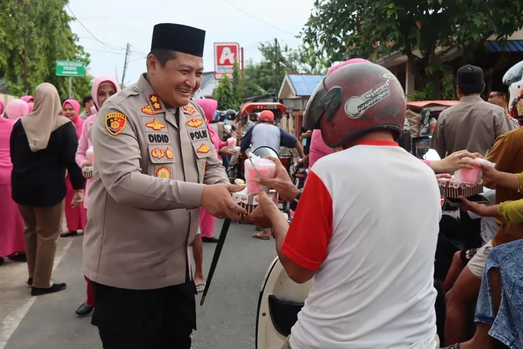 Kapolres Selayar bersama Ketua Bhayangkari Turun Langsung Bagi Takjil ke Masyarakat