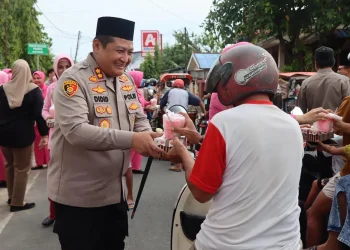 Kapolres Selayar bersama Ketua Bhayangkari Turun Langsung Bagi Takjil ke Masyarakat