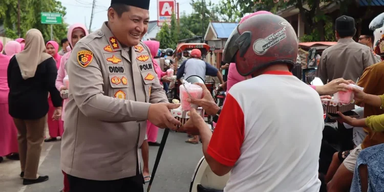 Kapolres Selayar bersama Ketua Bhayangkari Turun Langsung Bagi Takjil ke Masyarakat