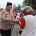 Kapolres Selayar bersama Ketua Bhayangkari Turun Langsung Bagi Takjil ke Masyarakat