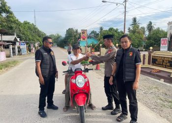 Personel Polsek Belawa Polres Wajo bersama Bhayangkari Ranting Bagi Takjil ke Masyarakat