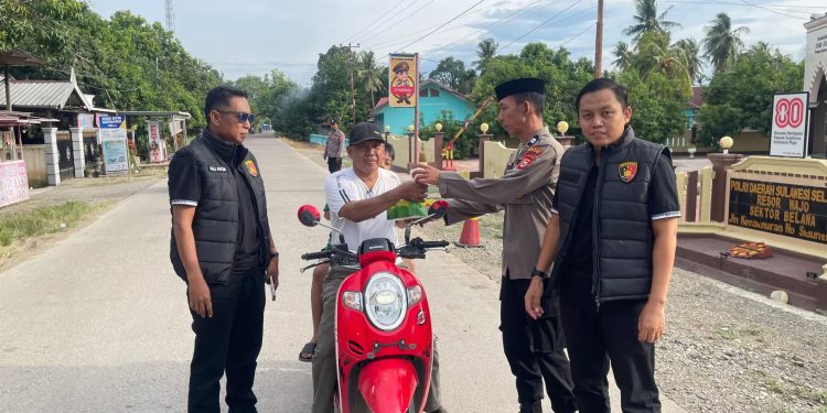Personel Polsek Belawa Polres Wajo bersama Bhayangkari Ranting Bagi Takjil ke Masyarakat