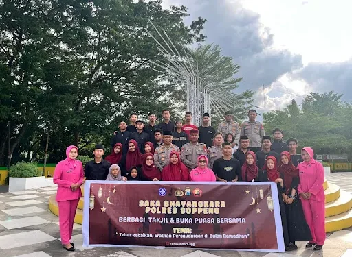 Sat Binmas dan Saka Bhayangkara Polres Soppeng Berbagi Takjil, Lanjut Buka Puasa Bersama
