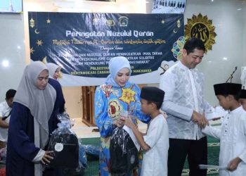 Peringati Malam Nuzulul Qur’an, Kapolrestabes Makassar dan Ketua Bhayangkari Berbagi ke Anak Yatim Piatu