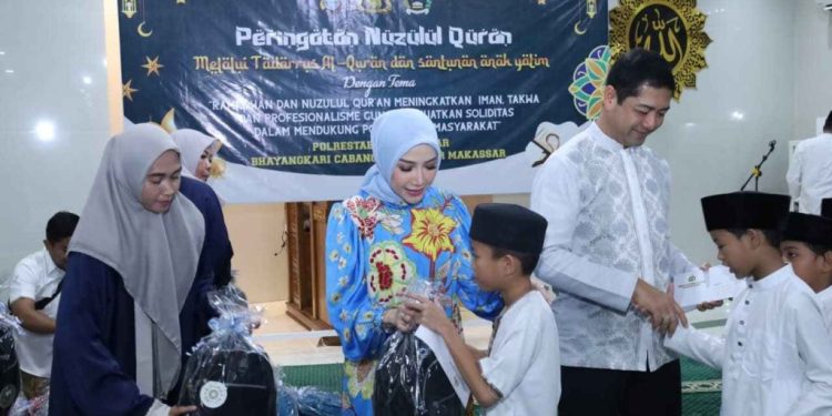 Peringati Malam Nuzulul Qur’an, Kapolrestabes Makassar dan Ketua Bhayangkari Berbagi ke Anak Yatim Piatu