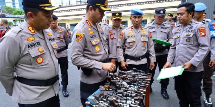 Tekan Potensi Pelanggaran, Kapolrestabes Makassar Pimpin Langsung Pemeriksaan Senpi Anggota