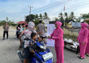 Personel Polsek Takkalalla Polres Wajo dan Bhayangkari Bagi Takjil ke Masyarakat