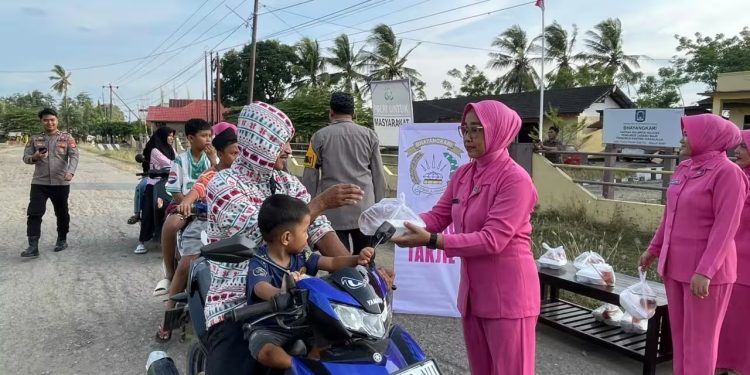 Personel Polsek Takkalalla Polres Wajo dan Bhayangkari Bagi Takjil ke Masyarakat