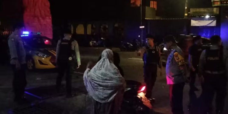 Personel Polres Parepare Bubarkan Remaja Yang Kedapatan Main Tembak Tembakan di Jalan Raya