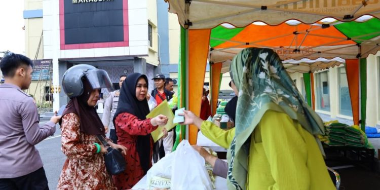 Kegiatan Gerakan Pangan Murah Polrestabes Makassar di Serbu Masyarakat