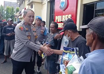 Kapolres Parepare Distribusikan Zakat Fitrah Personel ke Masyarakat Prasejahtera