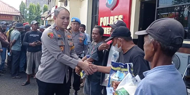 Kapolres Parepare Distribusikan Zakat Fitrah Personel ke Masyarakat Prasejahtera