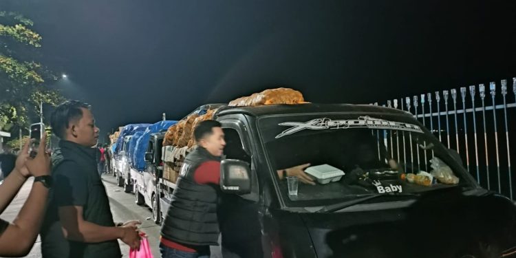 Personel Satreskrim Polres Bone Gelar Sahur On The Road Sekaligus Berbagi ke Masyarakat