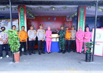 Pastikan Kesiapan Personel  Jelang Lebaran, Kapolrestabes Makassar bersama Ketua Bhayangkari Cek Pos Ops Ketupat