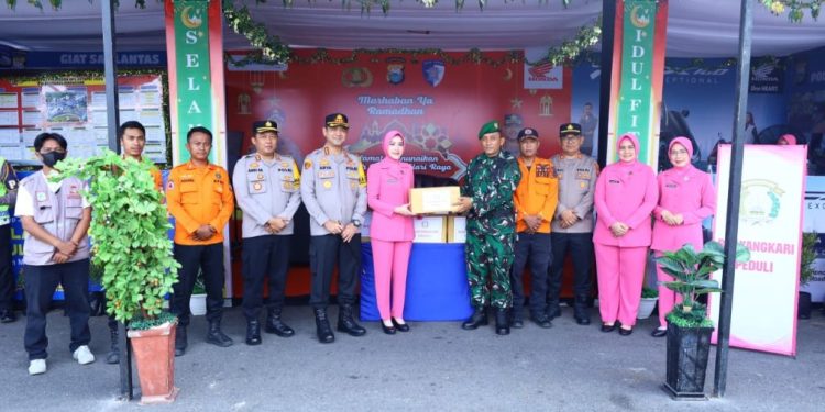 Pastikan Kesiapan Personel  Jelang Lebaran, Kapolrestabes Makassar bersama Ketua Bhayangkari Cek Pos Ops Ketupat