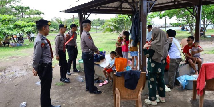 Personel Polrestabes Makassar Beri Pengamanan di Sejumlah Objek Wisata Pasca Lebaran