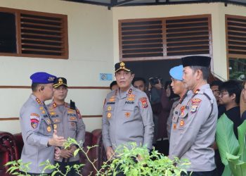 Kapolres Maros Dampingi Kapolda Sulsel Melayat ke Rumah Duka Anggota Polri