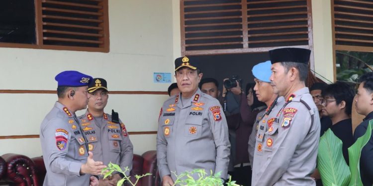 Kapolres Maros Dampingi Kapolda Sulsel Melayat ke Rumah Duka Anggota Polri