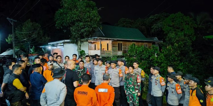 Kapolres Pinrang Pimpin Langsung Pencarian Personel Polsek Lembang yang Terseret Arus Sungai