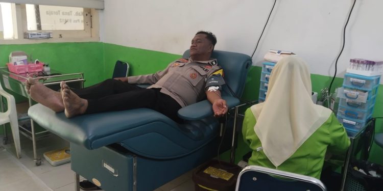 Polri Untuk Masyarakat, Bhabinkamtibmas Polsek Makale Donor Darah Untuk Bantu Pasien