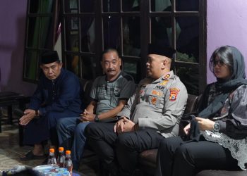 Kapolres Pinrang bersama Ketua Bhayangkari Melayat ke Rumah Duka Alm Aiptu Mattaungan