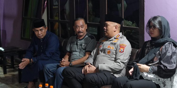 Kapolres Pinrang bersama Ketua Bhayangkari Melayat ke Rumah Duka Alm Aiptu Mattaungan