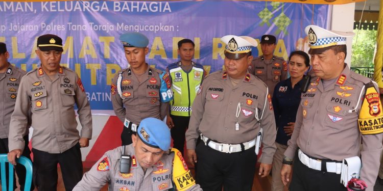 Kasatgas Banops Polres Tana Toraja Tinjau Pos Ops Ketupat 2026, Tekankan Pelayanan Humanis