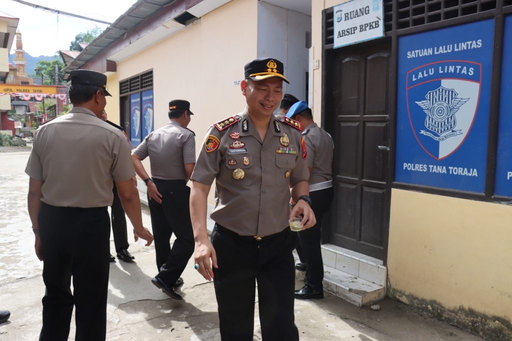 Kapolres Tana Toraja bersama Ratusan Personel Jalani Tes Urine dan Pengecekan Senpi