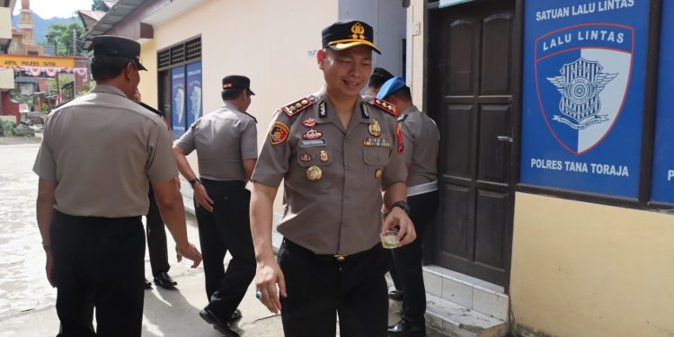 Kapolres Tana Toraja bersama Ratusan Personel Jalani Tes Urine dan Pengecekan Senpi