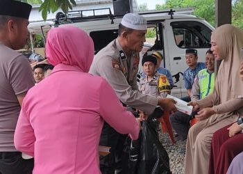 Personel Polsek Gantarang Polres Bulukumba Aiptu Arifuddin Sedekah Al-Qur’an ke Masyarakat