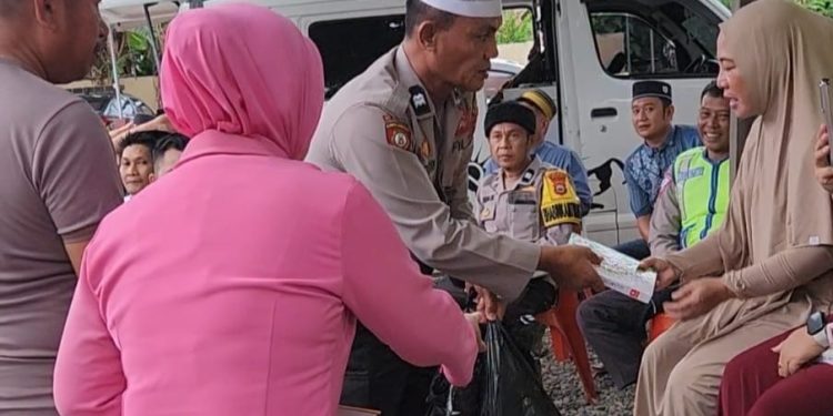 Personel Polsek Gantarang Polres Bulukumba Aiptu Arifuddin Sedekah Al-Qur’an ke Masyarakat