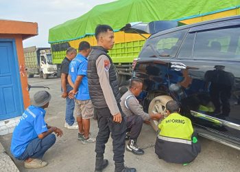 Ban Mobil Pemudik Pecah di Pelabuhan Parepare, Polisi Turun Tangan Bantu Perbaikan