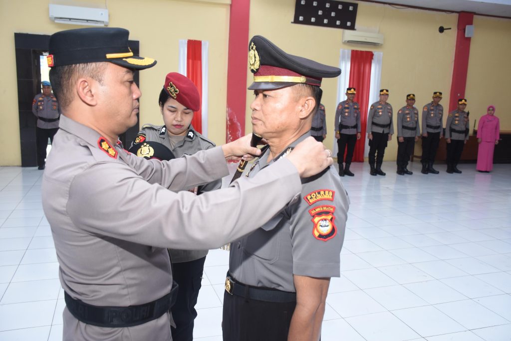 Kapolres Bulukumba Pimpin Upacara Kenaikan Pangkat Pengabdian 2 Personel
