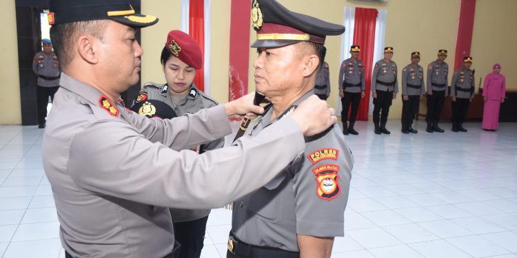 Kapolres Bulukumba Pimpin Upacara Kenaikan Pangkat Pengabdian 2 Personel