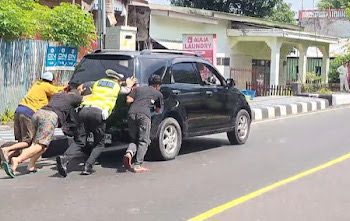 Mobil Pemudik Mogok di Bau Massepe, Kasat Lantas Polres Parepare Bersama Warga Bantu Dorong
