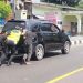 Mobil Pemudik Mogok di Bau Massepe, Kasat Lantas Polres Parepare Bersama Warga Bantu Dorong