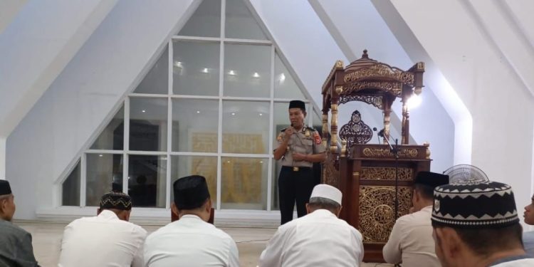 Lanjutkan Tarwih Keliling, Kabag Log Polres Selayar Beri Himbauan Kamtibmas ke Masyarakat