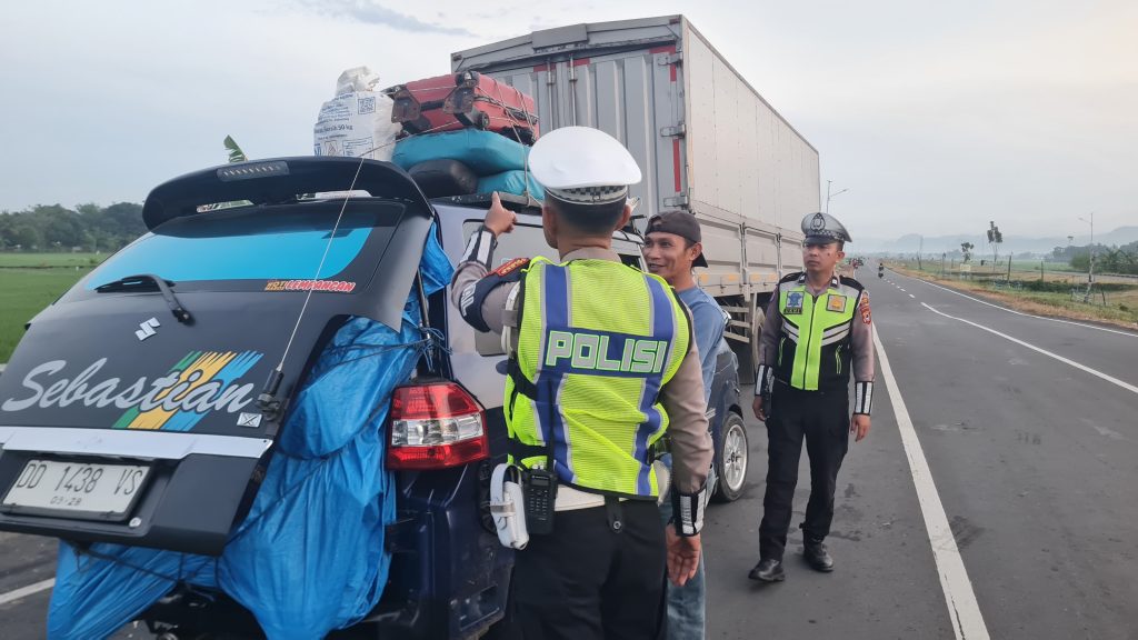 Personel Satlantas Polres Maros Tegur Pengemudi Yang Melanggar UU Lalu Lintas