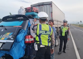 Personel Satlantas Polres Maros Tegur Pengemudi Yang Melanggar UU Lalu Lintas
