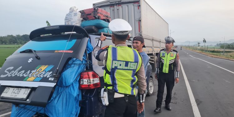 Personel Satlantas Polres Maros Tegur Pengemudi Yang Melanggar UU Lalu Lintas