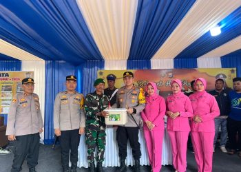 Kapolres Parepare bersama Ketua Bhayangkari Cek Pos Ops Ketupat dan Serahkan Tali Asih