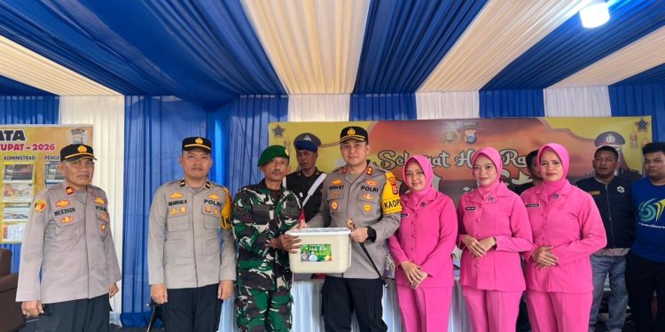 Kapolres Parepare bersama Ketua Bhayangkari Cek Pos Ops Ketupat dan Serahkan Tali Asih