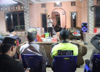 Kapolres Tana Toraja Sampaikan Tausiah Ramadan di Rumah Warga di Rembon