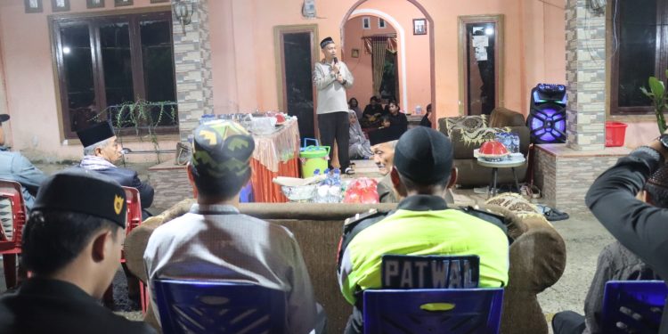 Kapolres Tana Toraja Sampaikan Tausiah Ramadan di Rumah Warga di Rembon