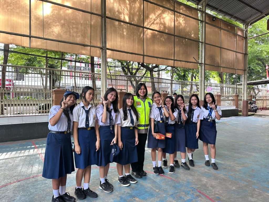 Melalui Police Goes To School, Personel Ditlantas Polda Sulsel Edukasi Tertib Lalin ke Pelajar