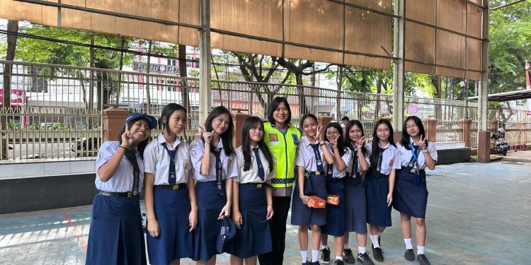 Melalui Police Goes To School, Personel Ditlantas Polda Sulsel Edukasi Tertib Lalin ke Pelajar