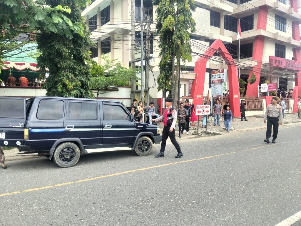 Personel Polres Tana Toraja Pastikan Kelancaran Kegiatan Masyarakat Berjalan Aman dan Lancar